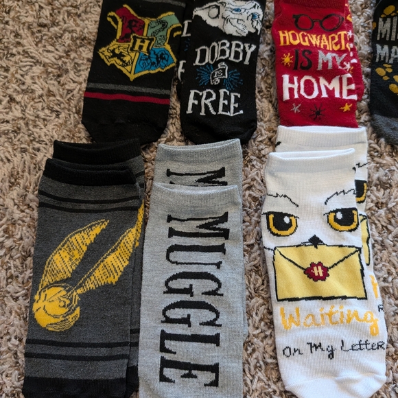 Hogwarts Themed Casual Socks Set - Red, Yellow, Gray - Picture 2 of 3